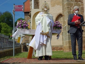 Erteilung des eucharistischen Wettersegens vor der Stadtpfarrkirche St. Crescentius